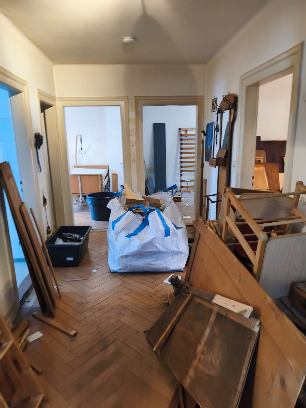 Flur vor der Entrümpelung mit Säcken und Möbelteilen