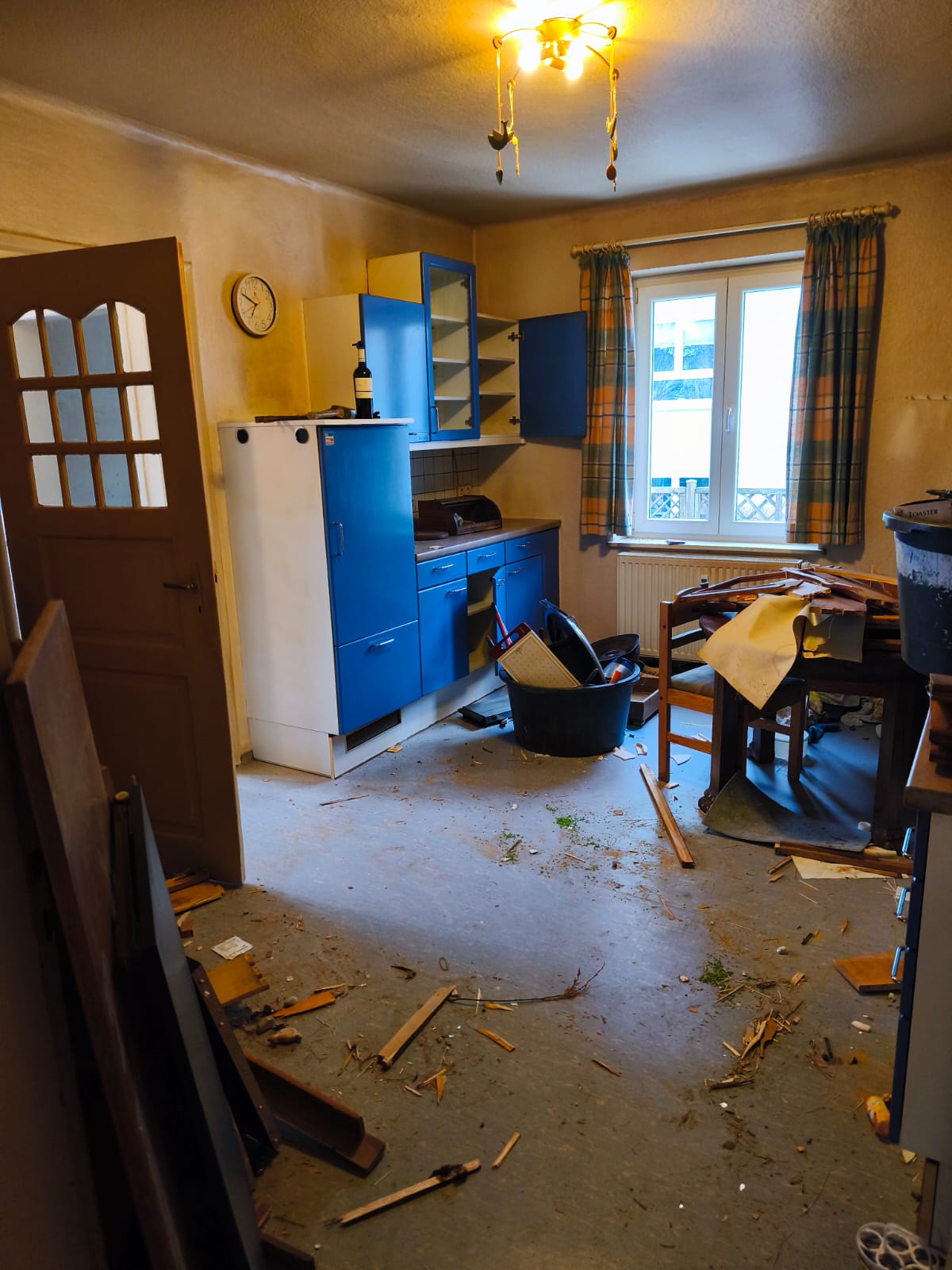 Küche vor der Entrümpelung mit alten Geräten