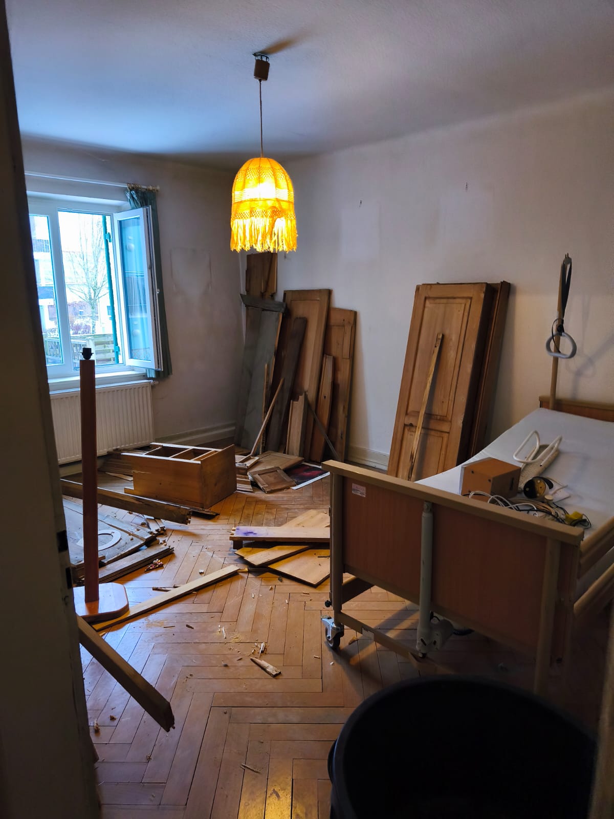 Schlafzimmer vor der Entrümpelung mit Möbelresten