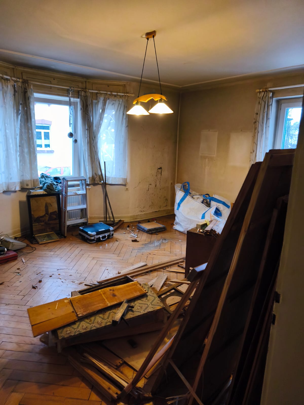 Wohnzimmer vor der Entrümpelung mit Sperrmüll